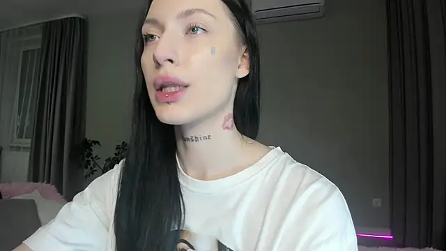 JenniferQueen11 online show from 10.22.25