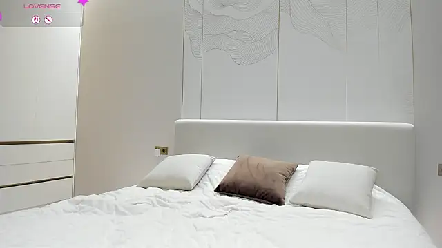 Snapshot of JenniferQueen11 chatting on 02.13.26 JenniferQueen11 online show from 02.13.26