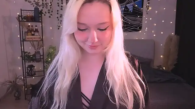 Snapshot of IrmaBell chatting on 10.03.25 IrmaBell online show from 10.03.25