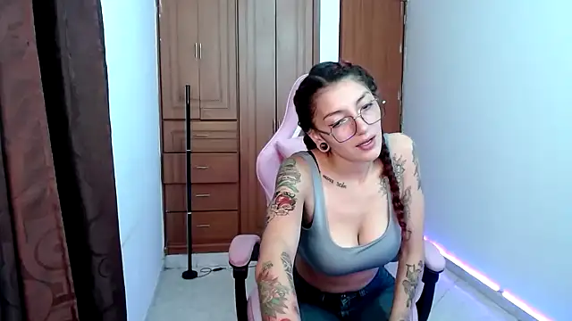 Snapshot of tastymeli chatting on 01.15.25 tastymeli online show from 01.15.25