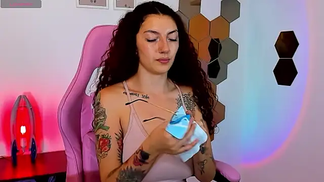 Snapshot of tastymeli chatting on 02.15.26 tastymeli online show from 02.15.26