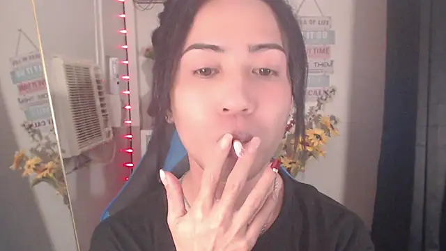 Snapshot of Lemonadexxx chatting on 12.17.25 Lemonadexxx online show from 12.17.25