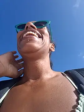 Snapshot of Goldenlace chatting on 12.19.24 Goldenlace online show from 12.19.24