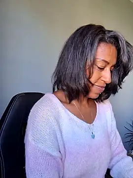 Snapshot of Goldenlace chatting on 01.13.25 Goldenlace online show from 01.13.25