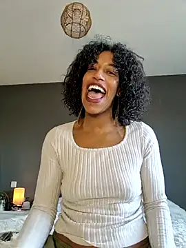 Snapshot of Goldenlace chatting on 02.14.25 Goldenlace online show from 02.14.25