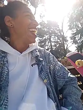 Snapshot of Goldenlace chatting on 02.20.25 Goldenlace online show from 02.20.25