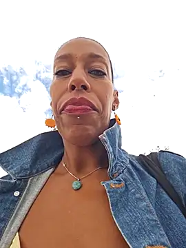 Snapshot of Goldenlace chatting on 09.10.25 Goldenlace online show from 09.10.25