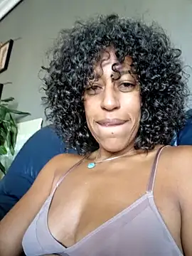 Snapshot of Goldenlace chatting on 10.11.25 Goldenlace online show from 10.11.25