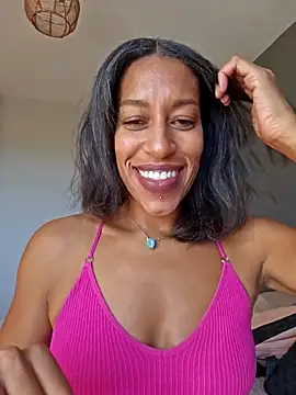 Snapshot of Goldenlace chatting on 11.04.25 Goldenlace online show from 11.04.25