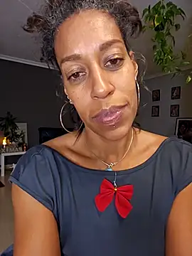 Snapshot of Goldenlace chatting on 12.13.25 Goldenlace online show from 12.13.25