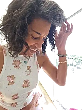 Snapshot of Goldenlace chatting on 02.14.26 Goldenlace online show from 02.14.26