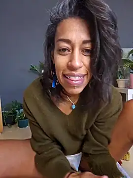 Snapshot of Goldenlace chatting on 02.18.26 Goldenlace online show from 02.18.26