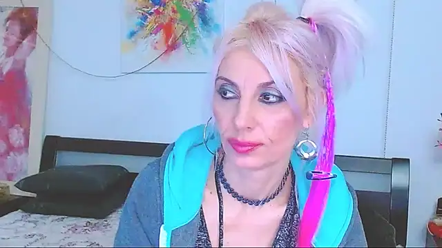 HoneyLara online show from 02.05.25