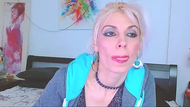 HoneyLara online show from 02.05.25