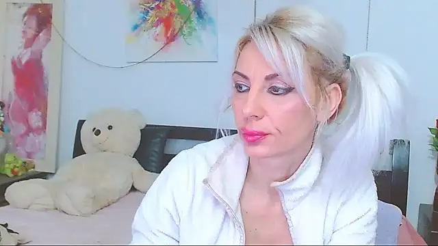 Snapshot of HoneyLara chatting on 02.18.26 HoneyLara online show from 02.18.26