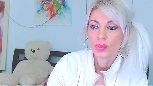 Snapshot of HoneyLara chatting on 02.23.26 HoneyLara online show from 02.23.26