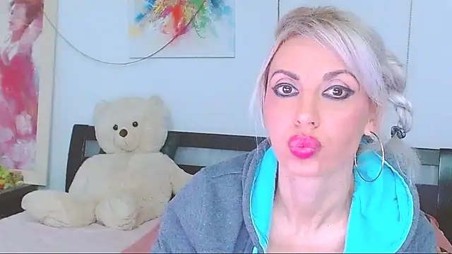 Snapshot of HoneyLara chatting on 02.28.26 HoneyLara online show from 02.28.26