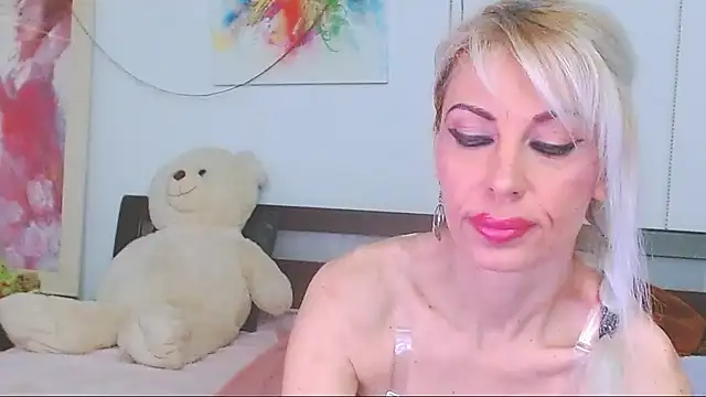 Snapshot of HoneyLara chatting on 04.17.26 HoneyLara online show from 04.17.26