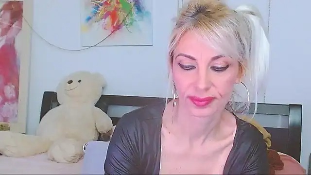 Snapshot of HoneyLara chatting on 04.18.26 HoneyLara online show from 04.18.26