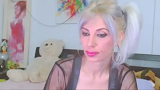 Snapshot of HoneyLara chatting on 05.02.26 HoneyLara online show from 05.02.26