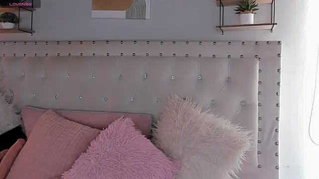 Atenea Klett  online show from 09.26.25