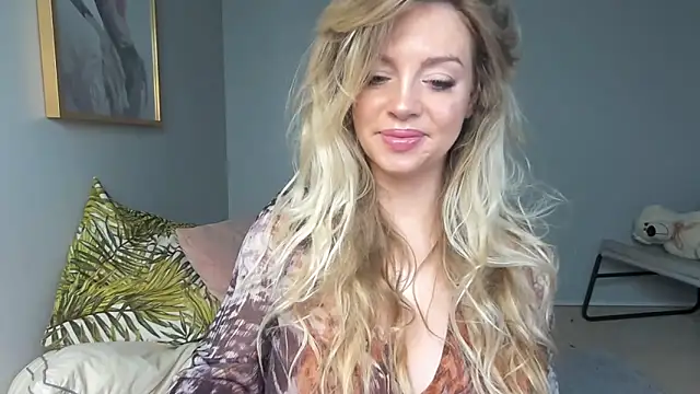 Snapshot of BelieveinEmliy chatting on 01.02.25 BelieveinEmliy online show from 01.02.25