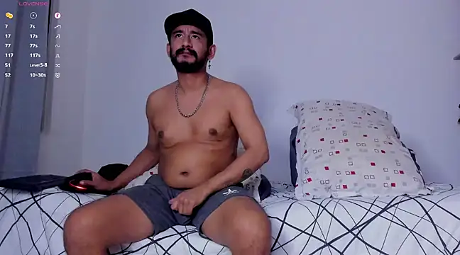 Snapshot of Cloudy_pigDude chatting on 02.10.25 Cloudy pigDude online show from 02.10.25