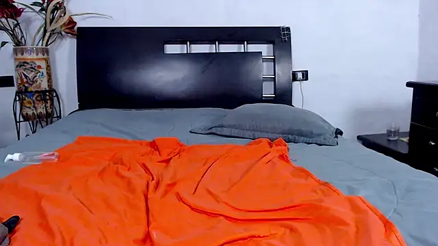 Snapshot of AikoTailor chatting on 12.20.25 AikoTailor online show from 12.20.25