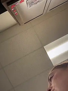 Snapshot of cinnatitties chatting on 10.27.25 cinnatitties online show from 10.27.25