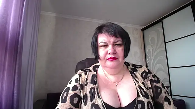 Snapshot of JuicyLady_Di chatting on 10.29.25 JuicyLady Di online show from 10.29.25