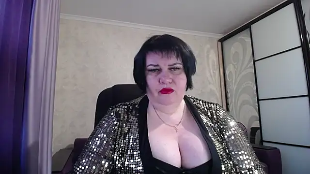 Snapshot of JuicyLady_Di chatting on 12.14.25 JuicyLady Di online show from 12.14.25