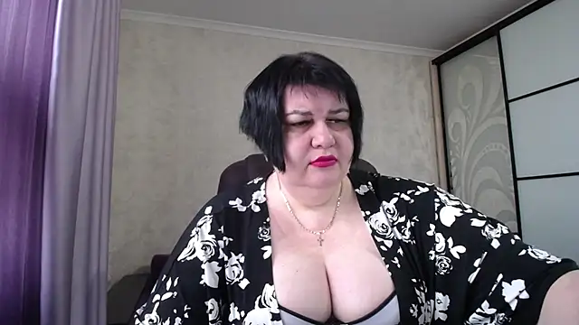 Snapshot of JuicyLady_Di chatting on 12.16.25 JuicyLady Di online show from 12.16.25