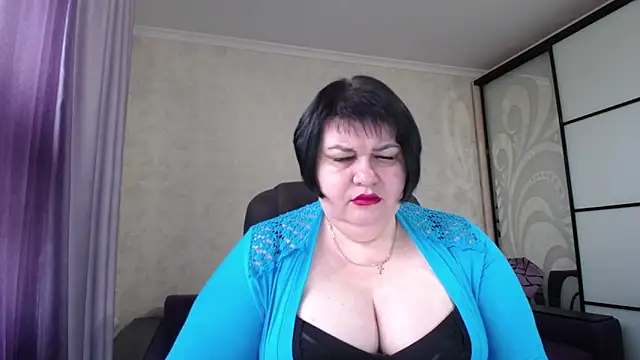 Snapshot of JuicyLady_Di chatting on 12.18.25 JuicyLady Di online show from 12.18.25