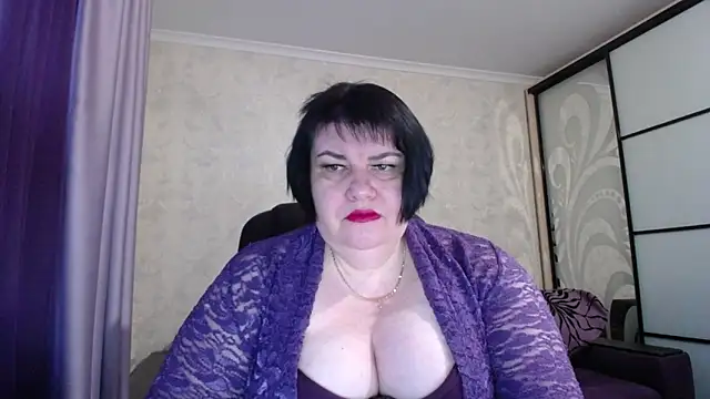 Snapshot of JuicyLady_Di chatting on 12.19.25 JuicyLady Di online show from 12.19.25