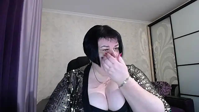 Snapshot of JuicyLady_Di chatting on 12.20.25 JuicyLady Di online show from 12.20.25