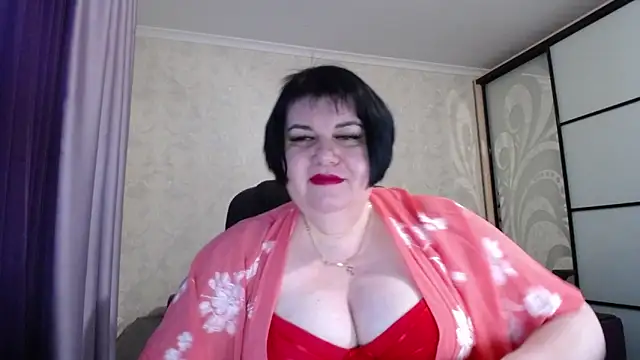 Snapshot of JuicyLady_Di chatting on 12.22.25 JuicyLady Di online show from 12.22.25