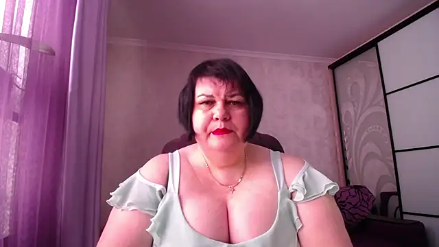 Snapshot of JuicyLady_Di chatting on 04.05.26 JuicyLady Di online show from 04.05.26