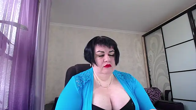 Snapshot of JuicyLady_Di chatting on 04.15.26 JuicyLady Di online show from 04.15.26