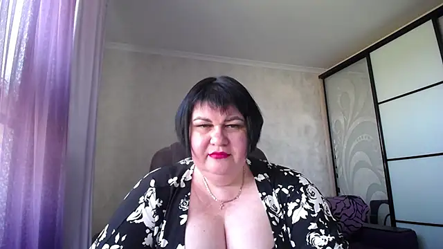 Snapshot of JuicyLady_Di chatting on 05.04.26 JuicyLady Di online show from 05.04.26