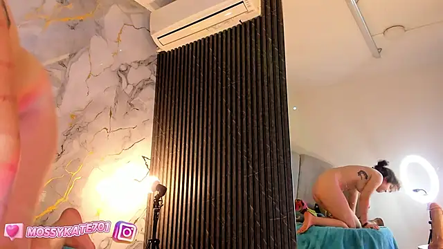 Katemoss70 online show from 02.20.25