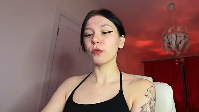 Snapshot of pinkdolly18 chatting on 02.01.25 pinkdolly18 online show from 02.01.25