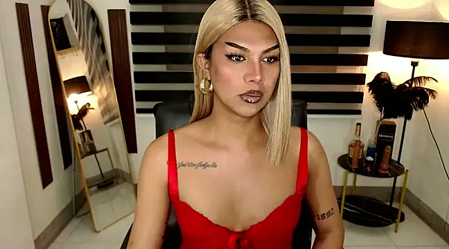 Snapshot of SarahAmber chatting on 01.12.25 SarahAmber online show from 01.12.25