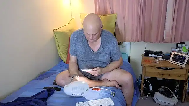 Snapshot of DaddyCumBumZA chatting on 04.15.26 DaddyCumBumZA online show from 04.15.26