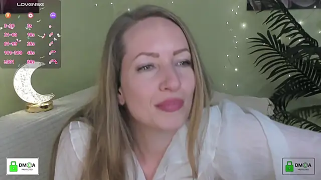 Snapshot of Queenymel chatting on 06.17.26 Queenymel online show from 06.17.26
