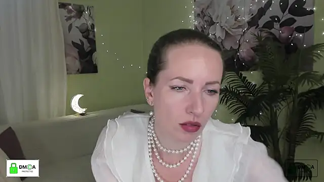 Snapshot of Queenymel chatting on 06.28.26 Queenymel online show from 06.28.26
