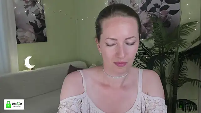 Snapshot of Queenymel chatting on 07.02.26 Queenymel online show from 07.02.26
