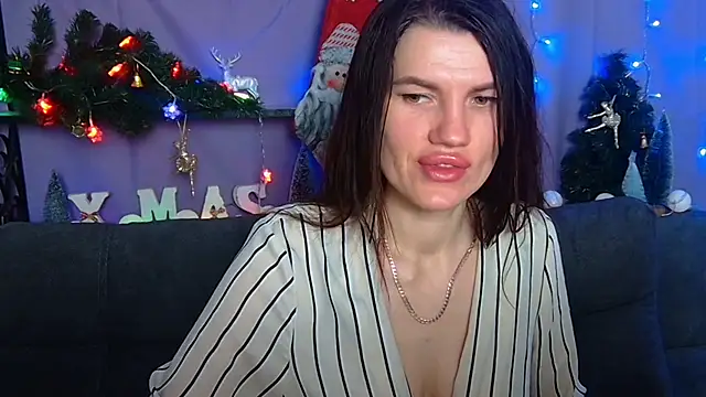 Snapshot of MilaLoona chatting on 12.11.24 MilaLoona online show from 12.11.24