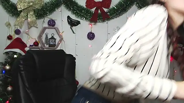 Snapshot of MilaLoona chatting on 12.23.24 MilaLoona online show from 12.23.24