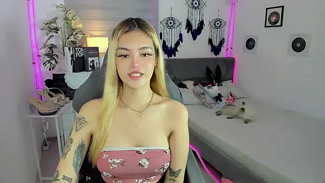 Snapshot of AlexandraMooree chatting on 01.13.26 AlexandraMooree online show from 01.13.26