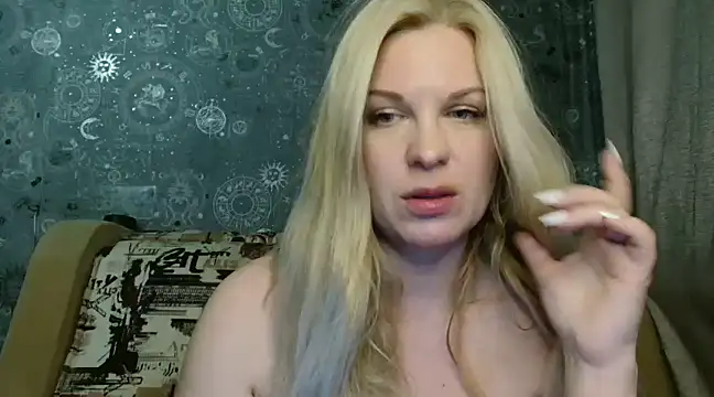 Snapshot of BlondeFox chatting on 02.19.25 BlondeFox online show from 02.19.25